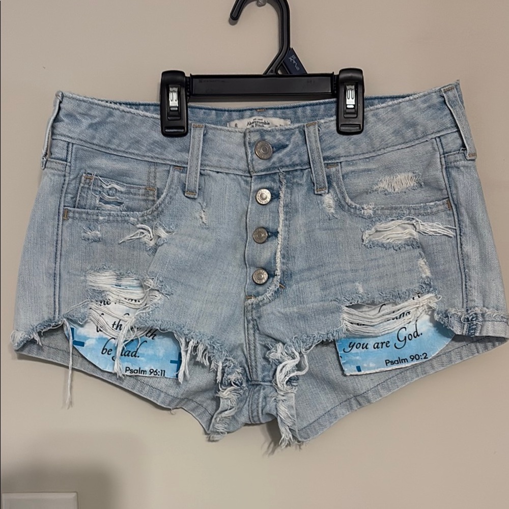 A&F distressed denim light wash Blue Jean Shorts size 6 the Cross Chosen Faith